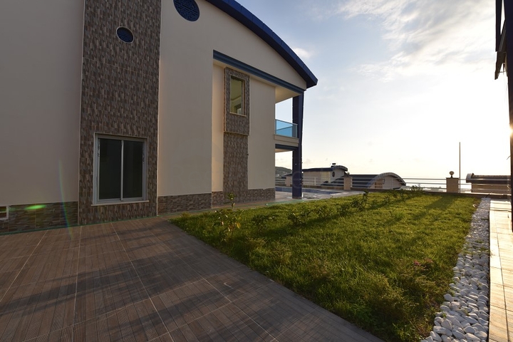 فيلا مستقلة - اطلالة بحر - مسبح خاص - في الانيا 