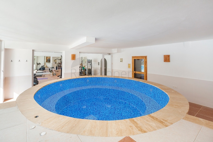 من افضل العروض ! شقة واسعة فاخرة - اطلالة مميزة -ضمن منطقة توسمور / الانيا 