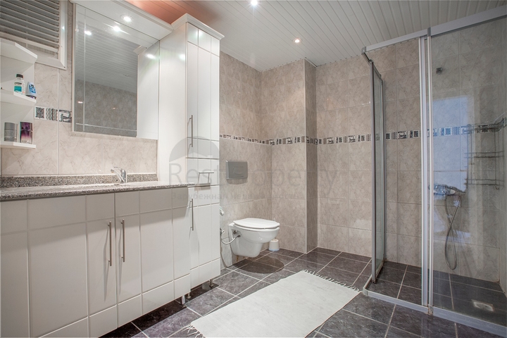 من افضل العروض ! شقة واسعة فاخرة - اطلالة مميزة -ضمن منطقة توسمور / الانيا 