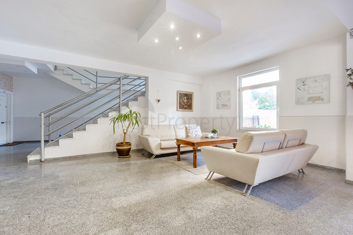 من افضل العروض ! شقة واسعة فاخرة - اطلالة مميزة -ضمن منطقة توسمور / الانيا 