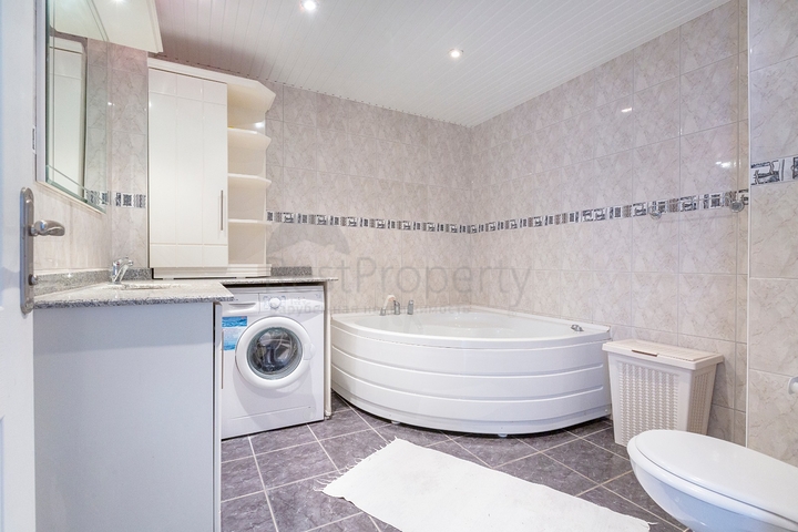 من افضل العروض ! شقة واسعة فاخرة - اطلالة مميزة -ضمن منطقة توسمور / الانيا 