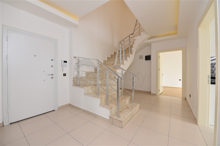 بسعر منافس جدا ! - دوبلكس 4 غرف وصالة - في منطقة توسمور / الانيا