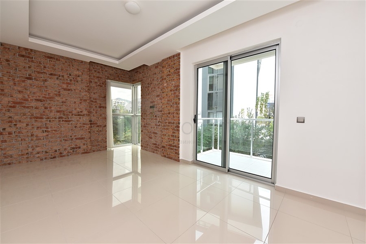 ضمن اول صف على البحر - شقة غرفتين وصالة - مجمع سكني حديث - في كاستل / الانيا 