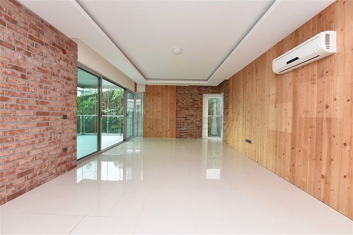 ضمن اول صف على البحر - شقة غرفتين وصالة - مجمع سكني حديث - في كاستل / الانيا 