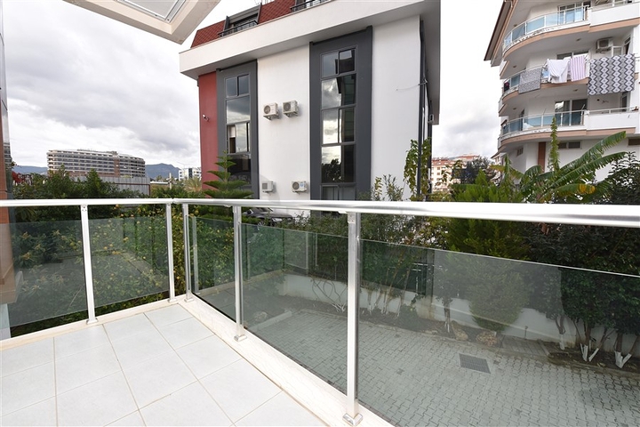 ضمن اول صف على البحر - شقة غرفتين وصالة - مجمع سكني حديث - في كاستل / الانيا 