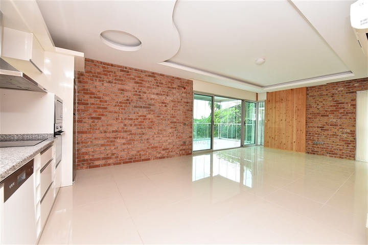 ضمن اول صف على البحر - شقة غرفتين وصالة - مجمع سكني حديث - في كاستل / الانيا 