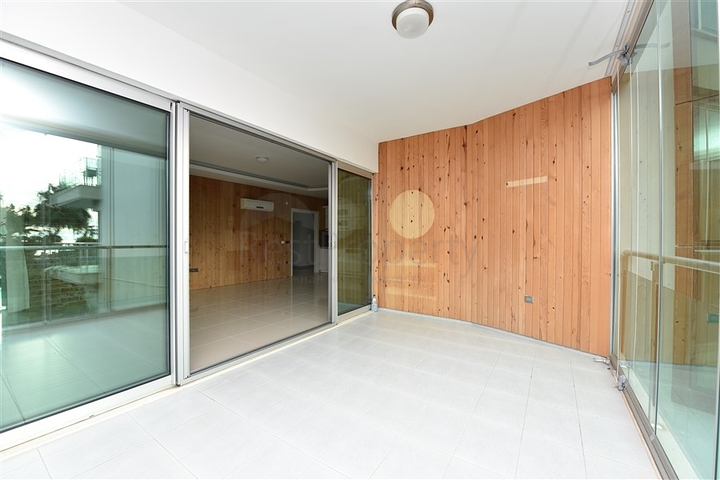 ضمن اول صف على البحر - شقة غرفتين وصالة - مجمع سكني حديث - في كاستل / الانيا 