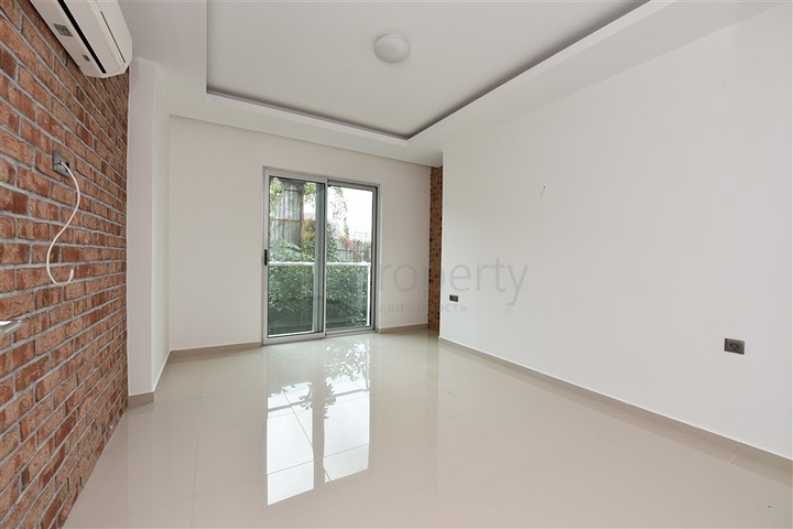 ضمن اول صف على البحر - شقة غرفتين وصالة - مجمع سكني حديث - في كاستل / الانيا 