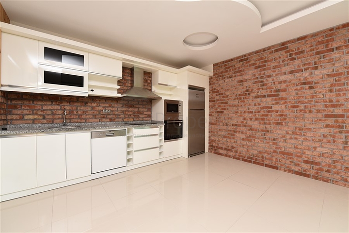 ضمن اول صف على البحر - شقة غرفتين وصالة - مجمع سكني حديث - في كاستل / الانيا 