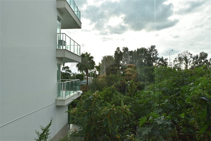 ضمن اول صف على البحر - شقة غرفتين وصالة - مجمع سكني حديث - في كاستل / الانيا 