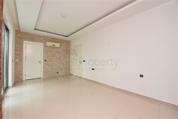 ضمن اول صف على البحر - شقة غرفتين وصالة - مجمع سكني حديث - في كاستل / الانيا 