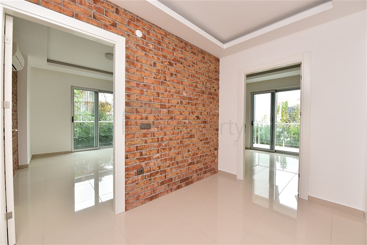 ضمن اول صف على البحر - شقة غرفتين وصالة - مجمع سكني حديث - في كاستل / الانيا 