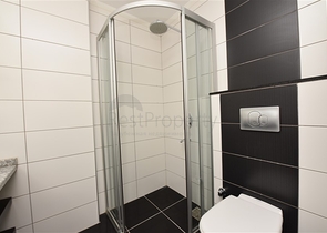 ضمن اول صف على البحر - شقة غرفتين وصالة - مجمع سكني حديث - في كاستل / الانيا 