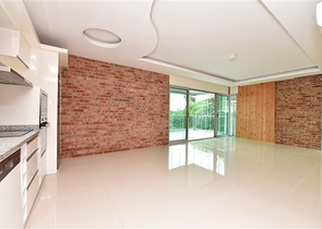 ضمن اول صف على البحر - شقة غرفتين وصالة - مجمع سكني حديث - في كاستل / الانيا 