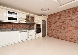 ضمن اول صف على البحر - شقة غرفتين وصالة - مجمع سكني حديث - في كاستل / الانيا 