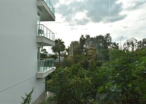 ضمن اول صف على البحر - شقة غرفتين وصالة - مجمع سكني حديث - في كاستل / الانيا 