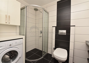 ضمن اول صف على البحر - شقة غرفتين وصالة - مجمع سكني حديث - في كاستل / الانيا 