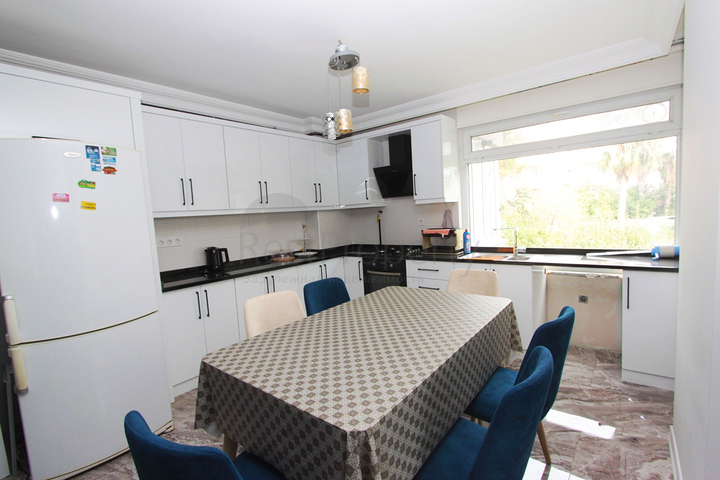 شقة واسعة 3 + 1 على مسافة قريبة من البحر في أنطاليا