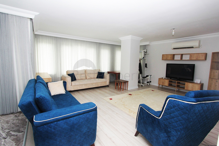 شقة واسعة 3 + 1 على مسافة قريبة من البحر في أنطاليا