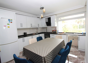 شقة واسعة 3 + 1 على مسافة قريبة من البحر في أنطاليا