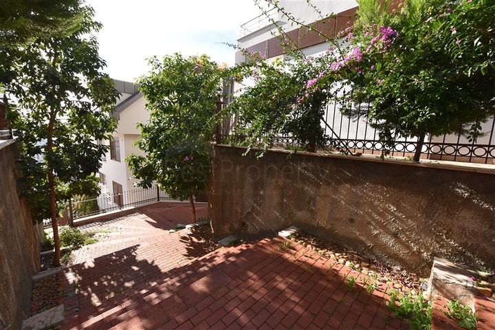 اطلالة بحر وقلعة - دوبلكس اربع غرف وصالة - في مركز الانيا 