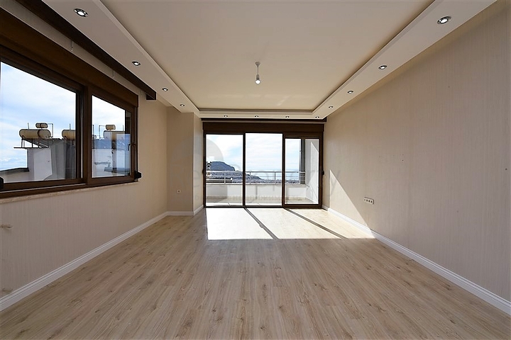 اطلالة بحر وقلعة - دوبلكس اربع غرف وصالة - في مركز الانيا 