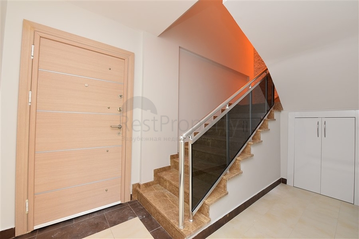 اطلالة بحر وقلعة - دوبلكس اربع غرف وصالة - في مركز الانيا 