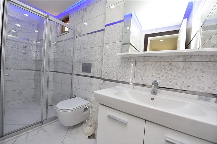 اطلالة بحر وقلعة - دوبلكس اربع غرف وصالة - في مركز الانيا 