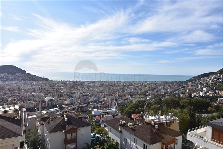 اطلالة بحر وقلعة - دوبلكس اربع غرف وصالة - في مركز الانيا 