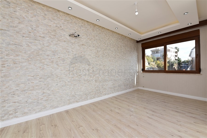 اطلالة بحر وقلعة - دوبلكس اربع غرف وصالة - في مركز الانيا 