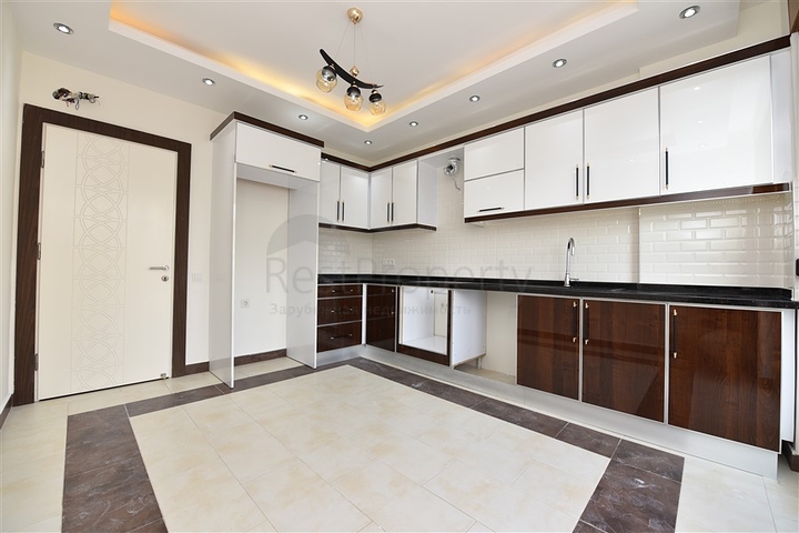 اطلالة بحر وقلعة - دوبلكس اربع غرف وصالة - في مركز الانيا 