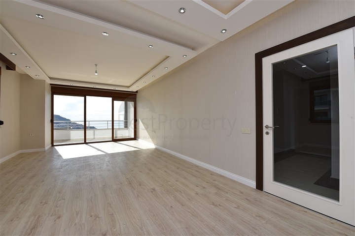 اطلالة بحر وقلعة - دوبلكس اربع غرف وصالة - في مركز الانيا 