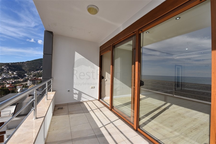 اطلالة بحر وقلعة - دوبلكس اربع غرف وصالة - في مركز الانيا 