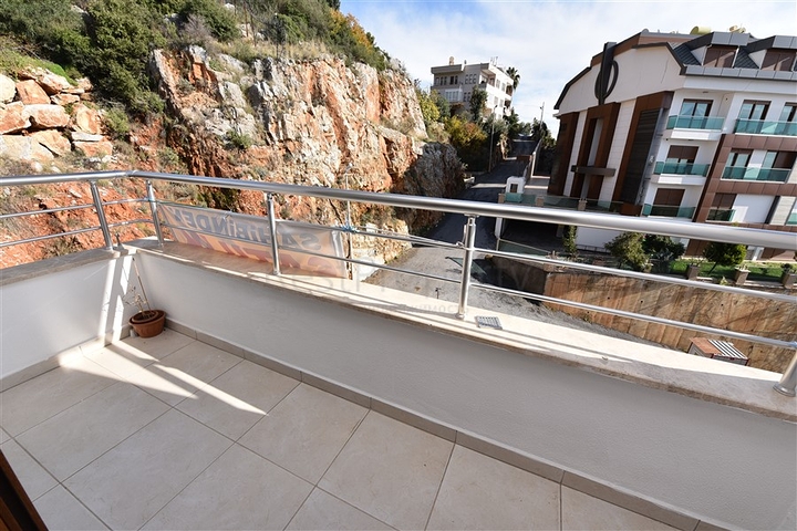 اطلالة بحر وقلعة - دوبلكس اربع غرف وصالة - في مركز الانيا 