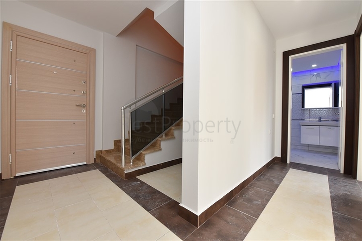 اطلالة بحر وقلعة - دوبلكس اربع غرف وصالة - في مركز الانيا 