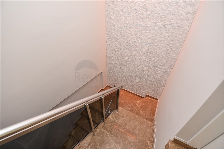 اطلالة بحر وقلعة - دوبلكس اربع غرف وصالة - في مركز الانيا 