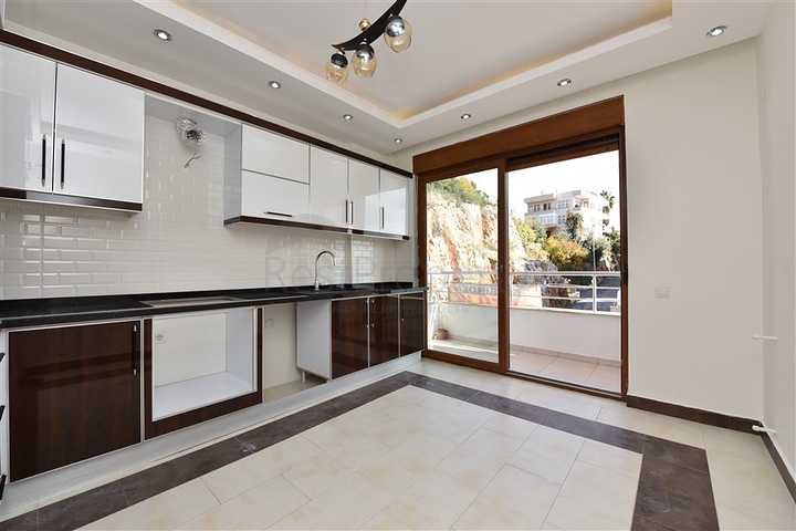 اطلالة بحر وقلعة - دوبلكس اربع غرف وصالة - في مركز الانيا 