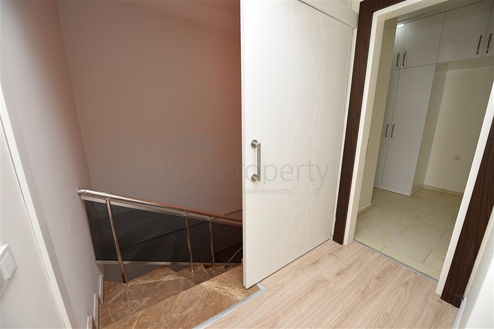 اطلالة بحر وقلعة - دوبلكس اربع غرف وصالة - في مركز الانيا 