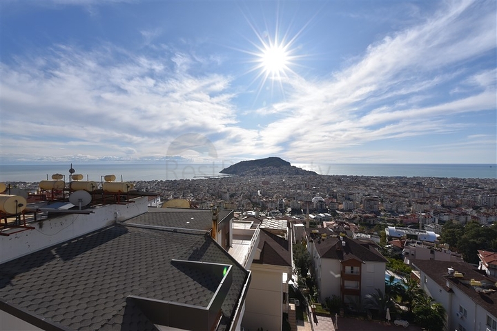 اطلالة بحر وقلعة - دوبلكس اربع غرف وصالة - في مركز الانيا 