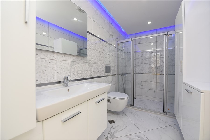 اطلالة بحر وقلعة - دوبلكس اربع غرف وصالة - في مركز الانيا 