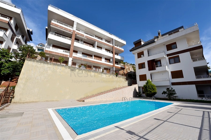 اطلالة بحر وقلعة - دوبلكس اربع غرف وصالة - في مركز الانيا 