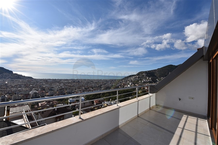 اطلالة بحر وقلعة - دوبلكس اربع غرف وصالة - في مركز الانيا 