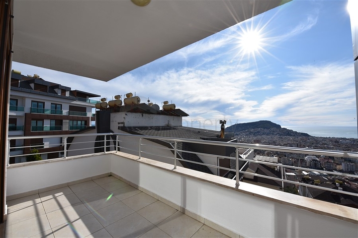 اطلالة بحر وقلعة - دوبلكس اربع غرف وصالة - في مركز الانيا 