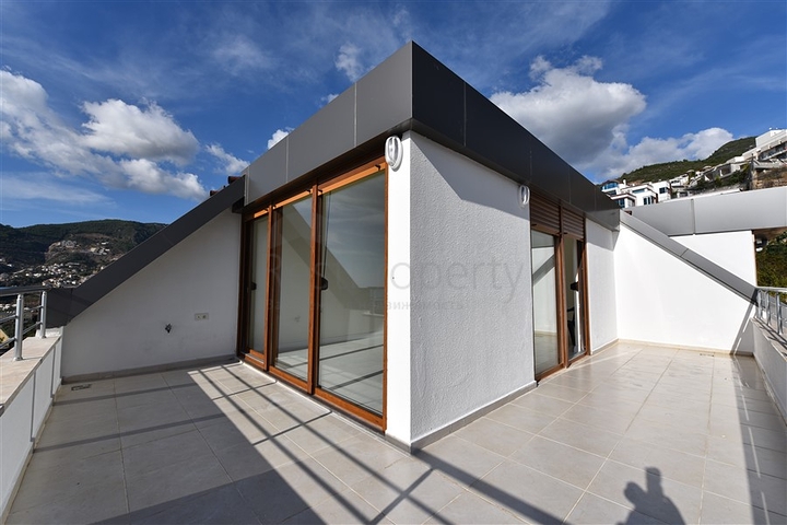 اطلالة بحر وقلعة - دوبلكس اربع غرف وصالة - في مركز الانيا 