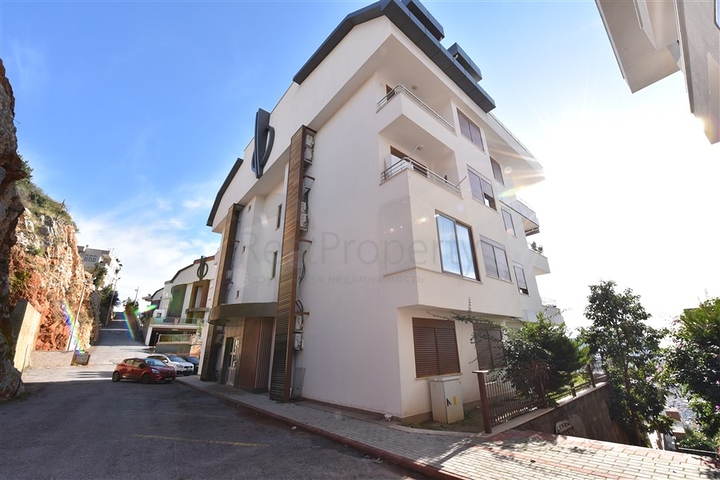 اطلالة بحر وقلعة - دوبلكس اربع غرف وصالة - في مركز الانيا 