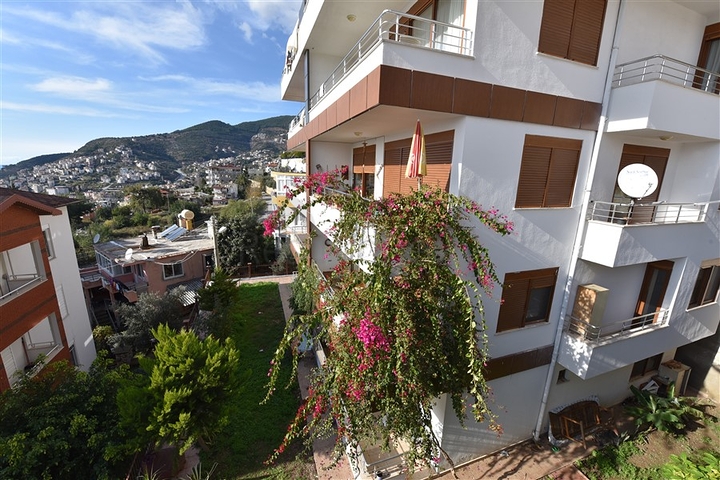 اطلالة بحر وقلعة - دوبلكس اربع غرف وصالة - في مركز الانيا 