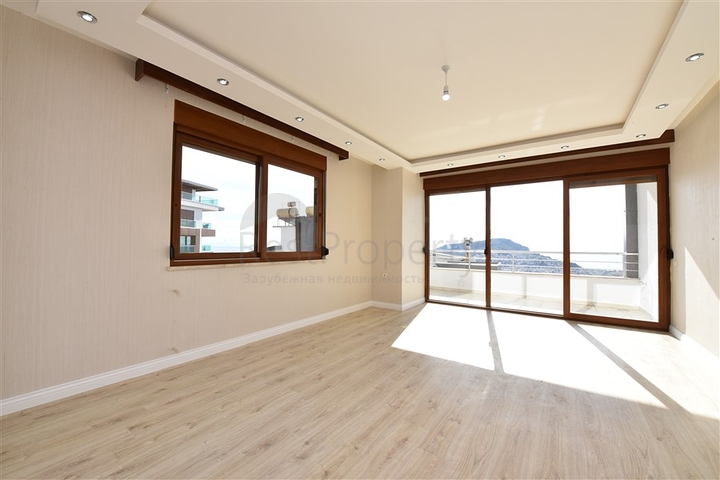 اطلالة بحر وقلعة - دوبلكس اربع غرف وصالة - في مركز الانيا 