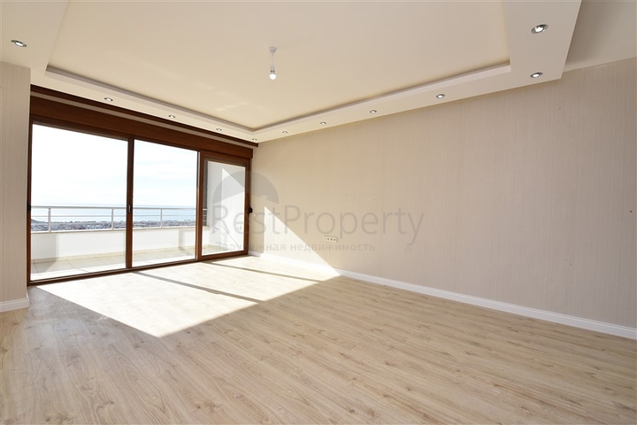 اطلالة بحر وقلعة - دوبلكس اربع غرف وصالة - في مركز الانيا 