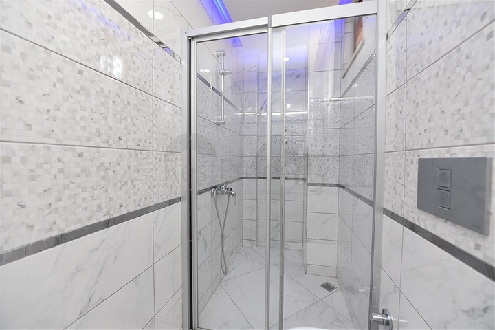 اطلالة بحر وقلعة - دوبلكس اربع غرف وصالة - في مركز الانيا 