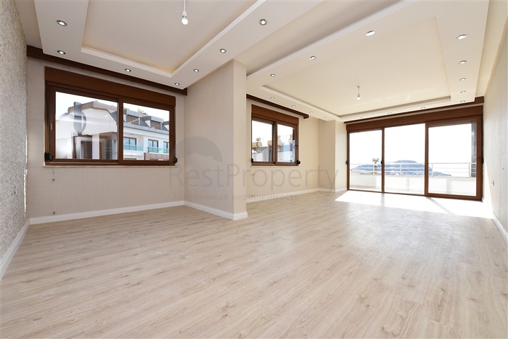 اطلالة بحر وقلعة - دوبلكس اربع غرف وصالة - في مركز الانيا 